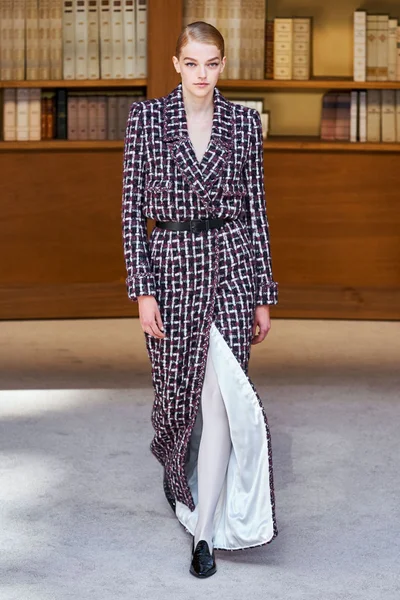 Look 16